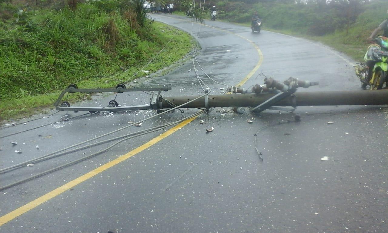 Tiang PLN yang roboh