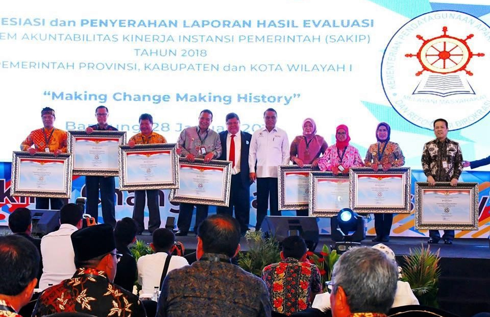 Bupati Syahirsah saat menerima penghargaan SAKIP di MenPANRB