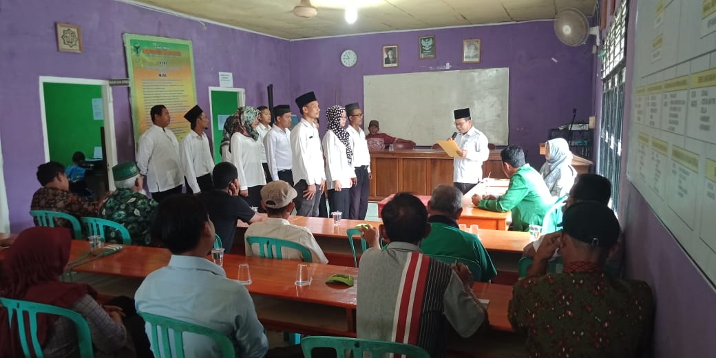 Kades Sungai Puar saat melantik Anggota Pemilihan BPD Aula Desa