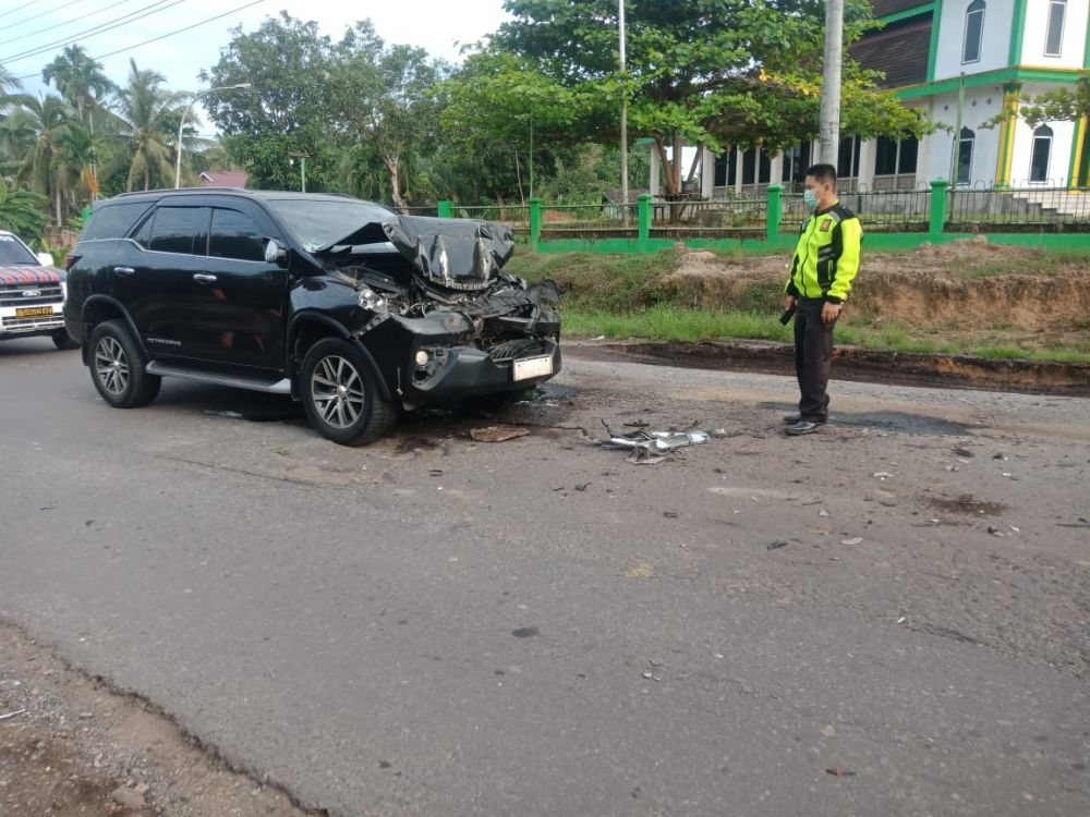 Kondisi Mobil usai menabrak truk batu bata di kelurahan sridadi