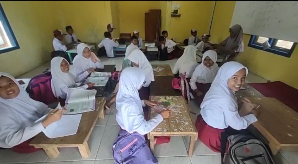Kurang RKB, Siswa SDN 29/I Desa Terusan Belajar di Musholla