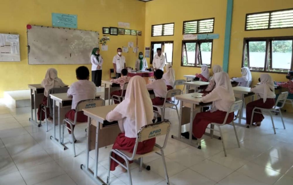 Sekda Batanghari Sidak meninjau Ujian Sekolah di SDN 165 Sengkawang Kecamatan Muara Bulian (18/05/2022)