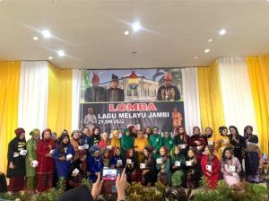  Sekretariat DPRD Provinsi Jambi Juara Dua Lomba Lagu Melayu Jambi