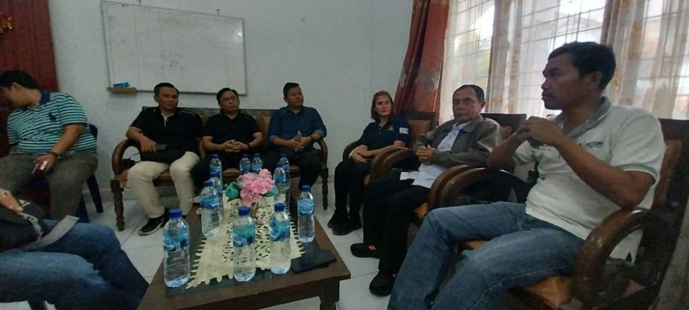  Teks foto- Pengurus SMSI Sumut dan Samosir di Kantor Dinas Pariwisata Pemkab Samosir.