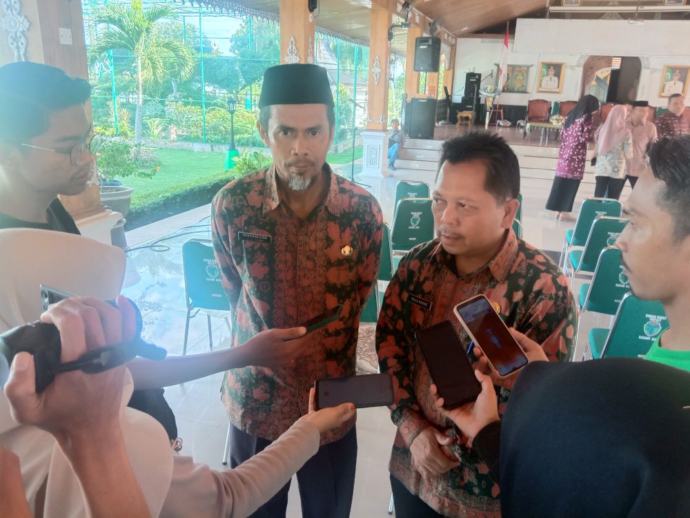 Kepala BKPSDMD Batanghari, Mula P Rambe beserta Sekda Batanghari, Muhamad Azan, SH.....