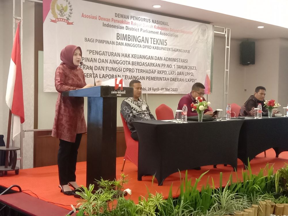 Ketua DPRD Batanghari, Anita Yasmin, SE saat membuka kegiatan Bimbingan Teknis Pengaturan Hak Keuangan dan Administrasi Pimpinan dan Anggota DPRD Batanghari...(f: Raden Denni)