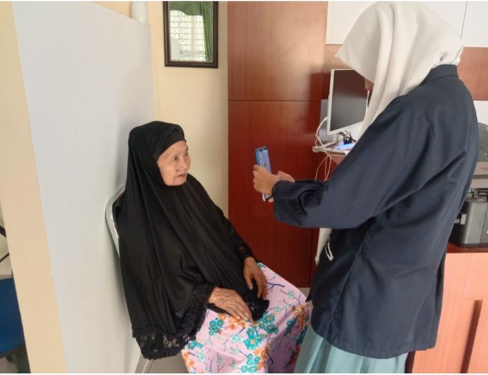 Calon jemaah haji Batanghari saat melakukan perekaman visa biometrik di Kantor Kemenang Batanghari (f: Raden Denni)..