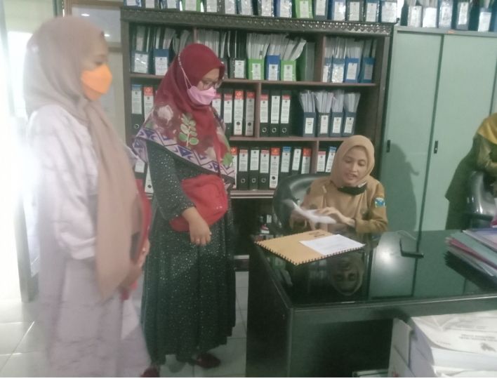 Muniroh dan Isti Qomah saat menyampaikan surat perihal perkembangan dan tindak lanjut pengaduan karyawan atas dugaan pelanggaran PT. Hutan Alam Lestari ke Bagian Hukum Setda Batanghari pada Senin (8/5/2023)....