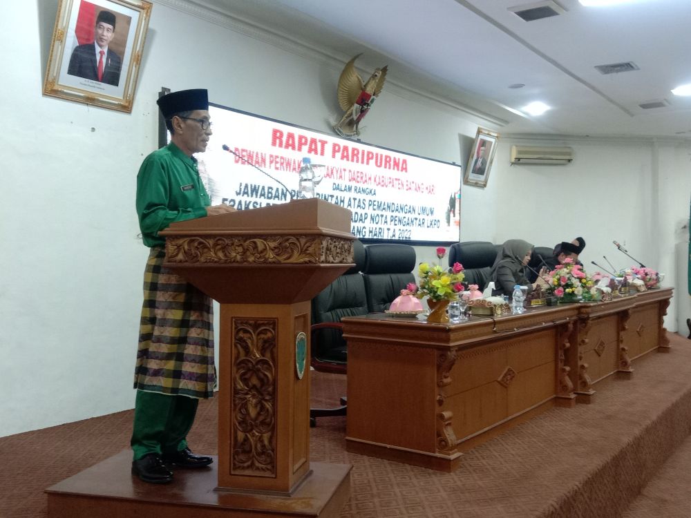 Wabup Batanghari, H. Bakhtiar, SP saat menyampaikan jawaban pemerintah atas pemandangan umum 9 Fraksi DPRD Batanghari....
