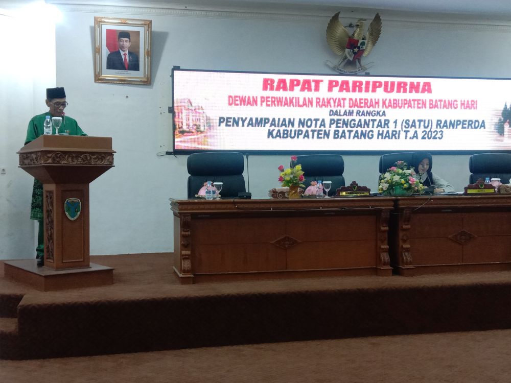 Wabup Batanghari, H. Bakhtiar, SP saat menyampaikan Nota Pengantar Ranperda tentang Pajak Daerah dan Retribusi Daerah pada paripurna DPRD Batanghari..

