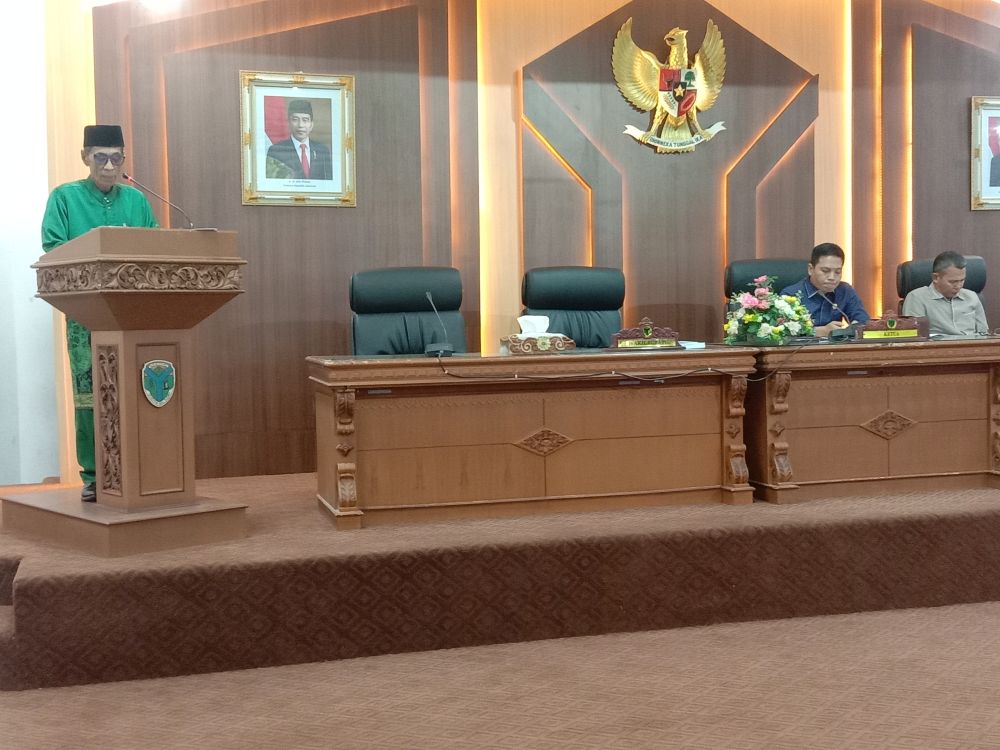Wabup H. Bakhtiar, SP saat menyampaikan nota pengantar LKPJ Bupati Batanghari tahun anggaran 2023 pada rapat paripurna DPRD Batanghari, Selasa (19/3/2024)...
