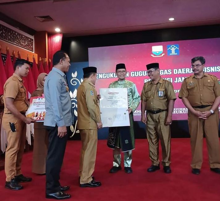 Asisten I Setda Batanghari saat menerima Penghargaan Kabupaten Peduli HAM tahun 2022..(f: ist)