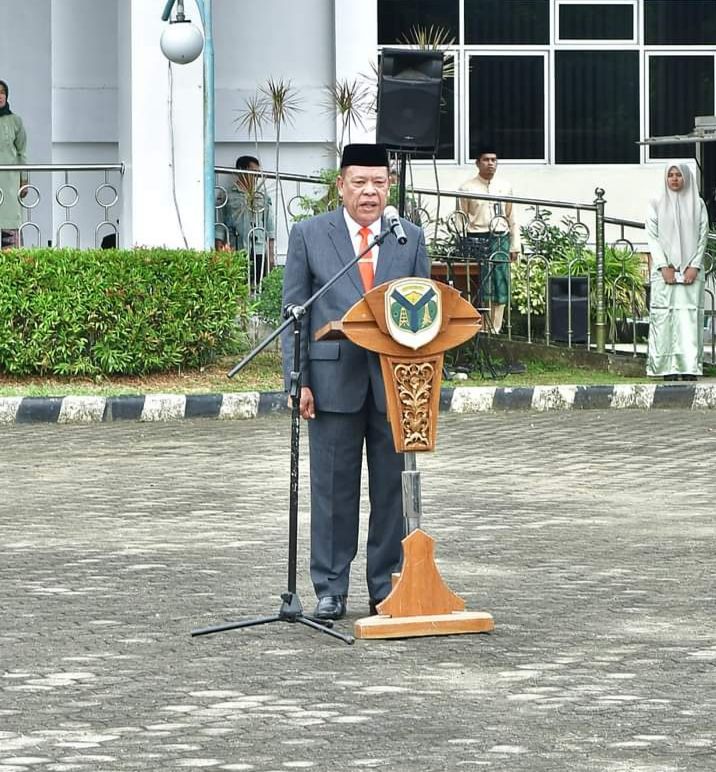 Anggota DPRD Batanghari, Patoni saat membacakan Naskah Pancasila pada upacara hari lahir Pancasila tahun 2024...