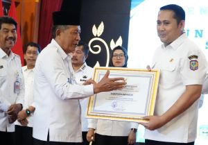  Bupati H M Syukur Dianugerahi Penghargaan Kepala Daerah Komitmen Turunkan Stunting