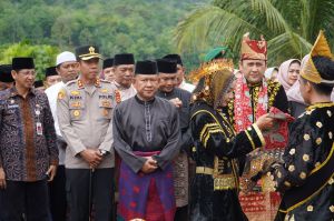  Kapolres Merangin Hadiri Festival “Meram Pisang Basamo” dan HUT ke-18 Kecamatan Pangkalan Jambu