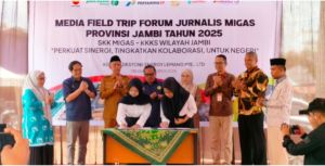  2 Warga Tanjabbar Terima Beasiswa dari SKK Migas Sumbagsel - KKKS Jadestone Energy 
