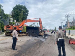  Evakuasi Truk Batu Bara Terguling di Tanjakan Bukit Indah – Bangko, Ditargetkan Selesai Hari Ini