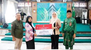 Zulva Fadhil Serahkan Bantuan Kepada Penerima Bantuan dari Central Budi Perkasa Palembang