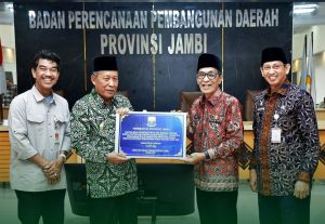 Wabup Bakhtiar Terima Simbolis Bantuan Beras Fortifikasi untuk Anak Baduta Stunting di Batang Hari