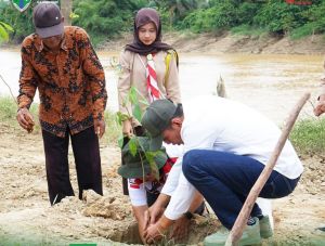 Bupati Fadhil Arief Lakukan Penamaan Pohon Serentak Tingkat Provinsi Jambi