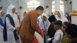 Bupati M. Syukur Santuni 77 Anak Yatim di Sela Pesantren Kilat