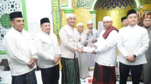 SAROLANGUN - Bupati Sarolangun, H. Hurmin dan jajaran Forkopimda melaksanakan sholat Tarawih dan me