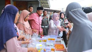  Bupati Anwar Sadat dan Ketua TP PKK Berburu Takjil, Dukung UMKM Sekaligus Peringati HPI