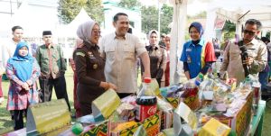  Bupati M. Syukur Beli Paket Sembako untuk Anak Yatim dan Fakir Miskin di Pasar Murah Kejari Merangi