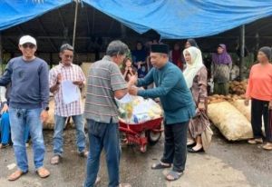  Turun Ke Gudang Kelapa, Alber Chaniago Bagikan Sembako Untuk Pekerja di Betara Kanan 