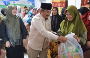  Sambut Idulfitri 1447 H,Bupati Anwar Sadat Salurkan Ratusan  Paket Sembako Bersubsidi di Kuala Beta