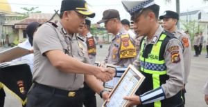 Apel Pimpinan Penuh Apresiasi, Kapolres Tanjab Barat Beri Penghargaan untuk Tim Respons 110