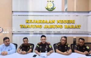  Kejari Tanjab Barat Tahan Tiga Tersangka Korupsi Dana Hibah PDAM  2019-2021