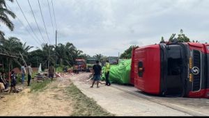 Truk Trailer Bermuatan Keramik Terguling di Jalintim KM 130, Lalu Lintas Lumpuh Total