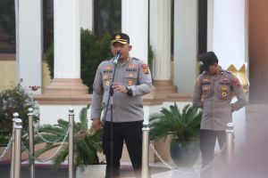 Bangkitkan Semangat Korps, Kapolres Tanjab Barat Anugerahkan Penghargaan kepada Anggota Terbaik