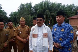 Bupati Tanjab Barat Letakkan Batu Pertama Madrasah Raudhatul Hidayah 