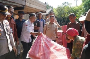  Wabup A. Khafidh Dampingi Gubernur Tinjau Kondisi Pascabanjir di Pulau Bayur dan Rantau Limau Kapas