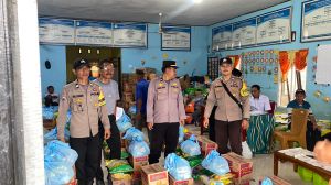  Polres Tanjab Barat Salurkan 82 Karung Beras untuk Korban Kebakaran Teluk Nilau
