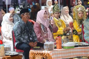  Bupati Anwar Sadat dan Wabup Katamso Nikmati Madihin hingga Kuliner Banjar di Malam Seni Kuala Tung