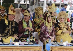  Anwar Sadat-Katamso Saksikan Semarak Pawai Budaya, Tradisi Nusantara Tumpah Ruah di Kuala Tungkal